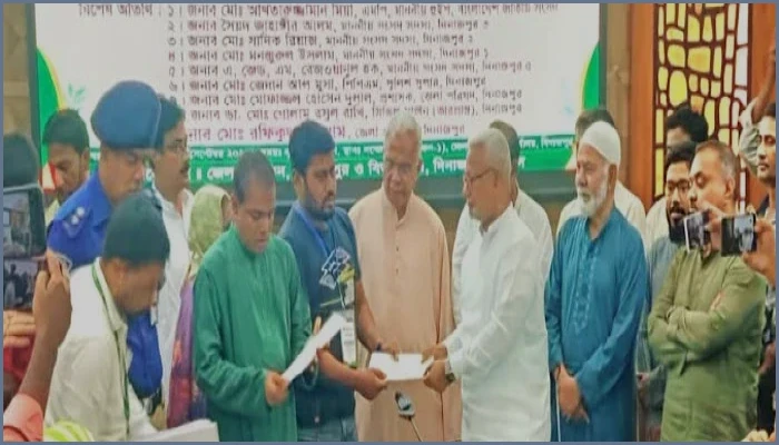 দিনাজপুরে সড়ক দুর্ঘটনায় ক্ষতিগ্রস্ত ৭৩ জনের হাতে আর্থিক সহায়তার চেক