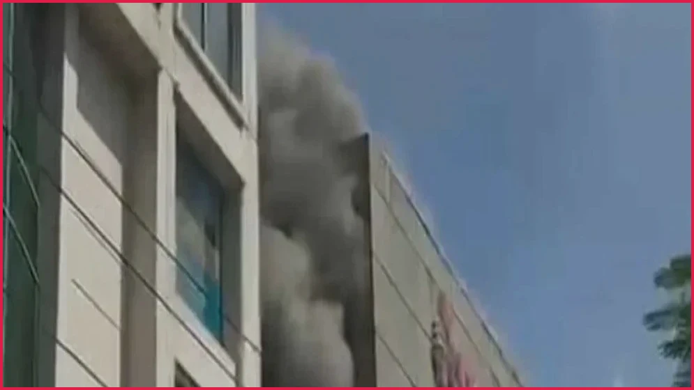 ধানমন্ডি ২৭-এ বহুতল ভবনে আগুন, নিয়ন্ত্রণে কাজ করছে ফায়ার সার্ভিস