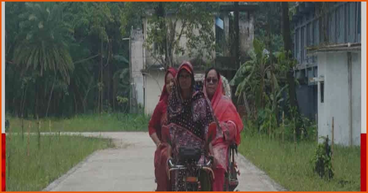 বরিশালে নারী রিকশাচালকের রিকশায় চড়লেন বিসিসি প্রশাসক ও ইউএনও