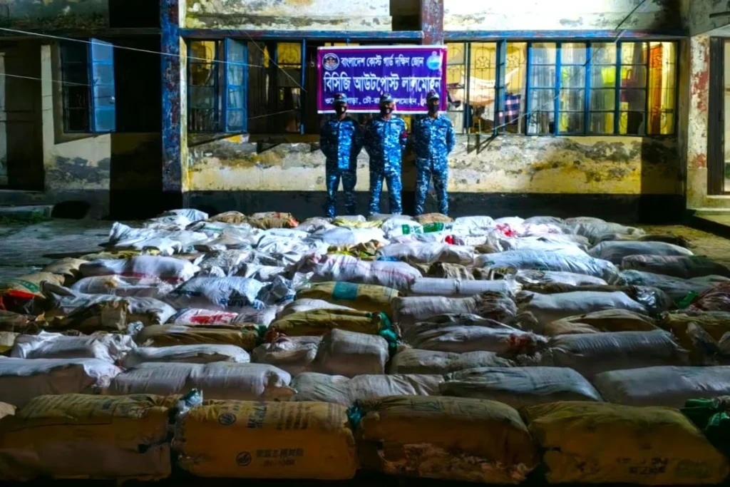 লালমোহনে ২২ লাখ টাকার নিষিদ্ধ পলিথিন জব্দ করল কোস্ট গার্ড