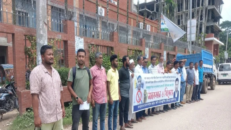 সাংবাদিককে হত্যার হুমকি: নোয়াখালীতে বিএনপি নেতার বিরুদ্ধে মানববন্ধন