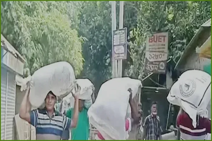 সারের দাবিতে উত্তরের বিভিন্ন জেলায় মহাসড়ক অবরোধ ও গুদাম লুট