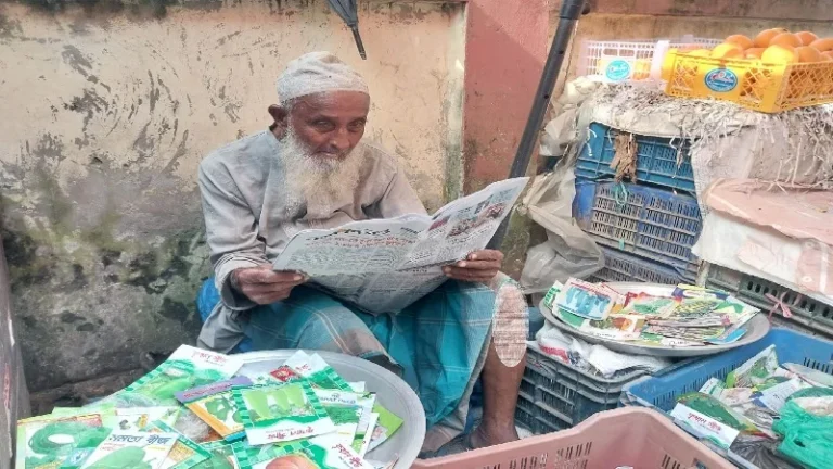 ৪০ বছর ধরে নিয়মিত পত্রিকা পড়েন ব্রাহ্মণবাড়িয়ার আবুল হোসেন